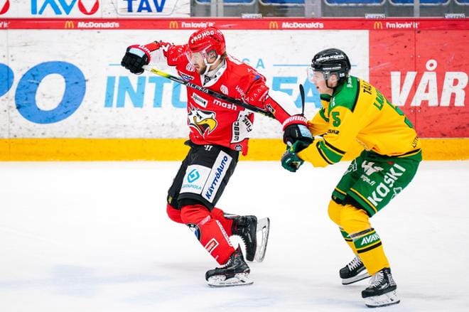 Filip Riska (vas.) teki Sportille tärkeän 1-3-maalin. Kuva on vuoden takaa Ilves-ottelusta. Sport #24 Filip Riska karkaa Ilves #5 Oskari Laaksoselta Photo: Samppa Toivonen