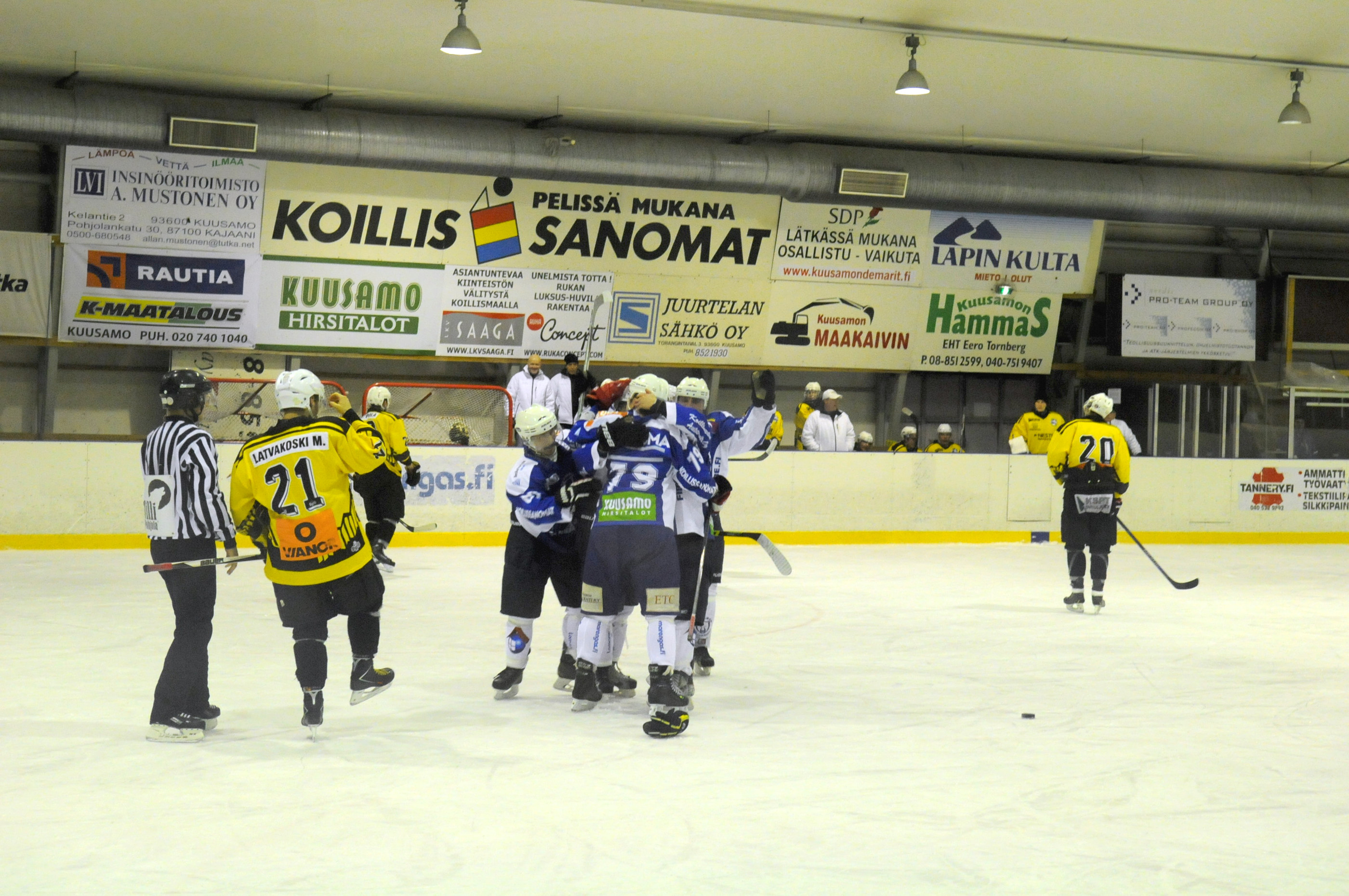 Markus Määttä sinetöi ottelun loppunumerot 12 sekuntia ennen päätöstä syntyneellä maalillaan. PaKan pelaajat juhlivat Määtän osumaa.
