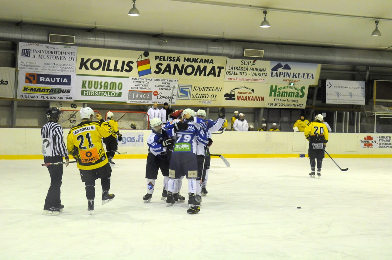 Markus Määttä sinetöi ottelun loppunumerot 12 sekuntia ennen päätöstä syntyneellä maalillaan. PaKan pelaajat juhlivat Määtän osumaa.