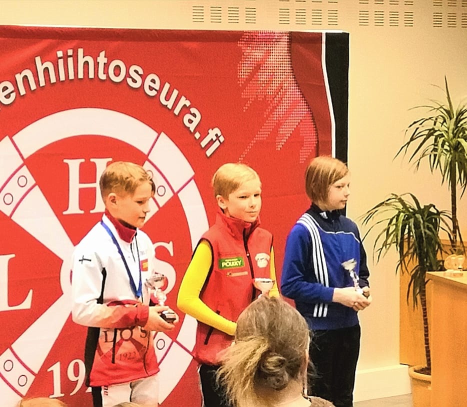Nuorisocupin palkintokolmikko, keskellä voittaja Eemeli Kurttila, TaKu.