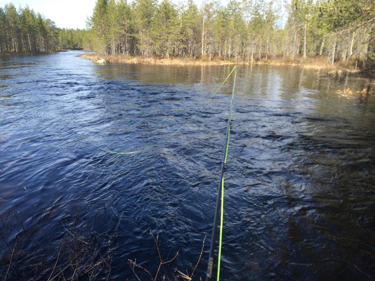 Koillismaalla on satoja kilometrejä virtavettä, joita voi löytää karttaa katselemalla. Monessa paikassa saa kalastaa aivan rauhassa.