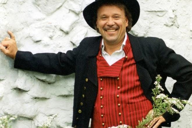 Kirjan kansikuvassa komeilee tangokuningas Jaska Mäkynen. Kuvan on ottanut Pertti Nykänen.
