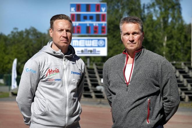 Timo Ala-Lipastin (vas.) ja Jan Hautalan mielestä pesäpallo ei ole lajina juuri muuttunut heidän aktiivivuosistaan. KUVA: JOUKO HÄNNINEN