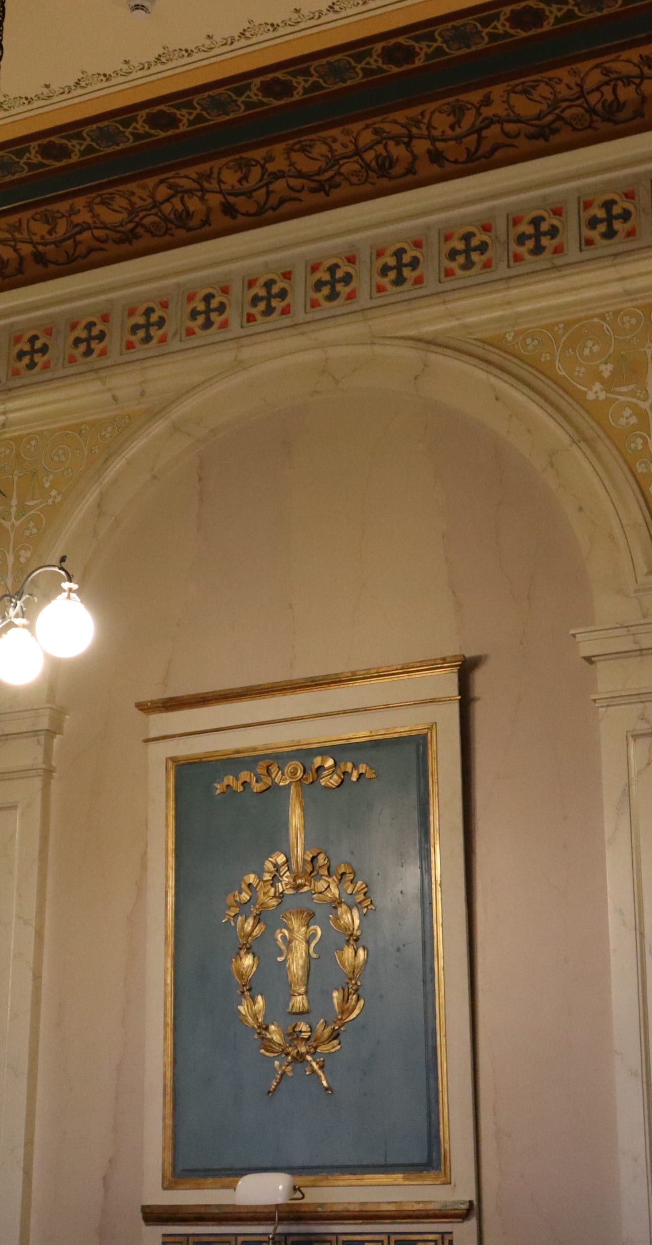 Seinissä ja katoissa näkyvät taitavien konservaattoreiden kättenjäljet. Sinipohjainen, kullattukuvioinen supraporta on seinää koristava sisustuselementti vuodelta 1786.
