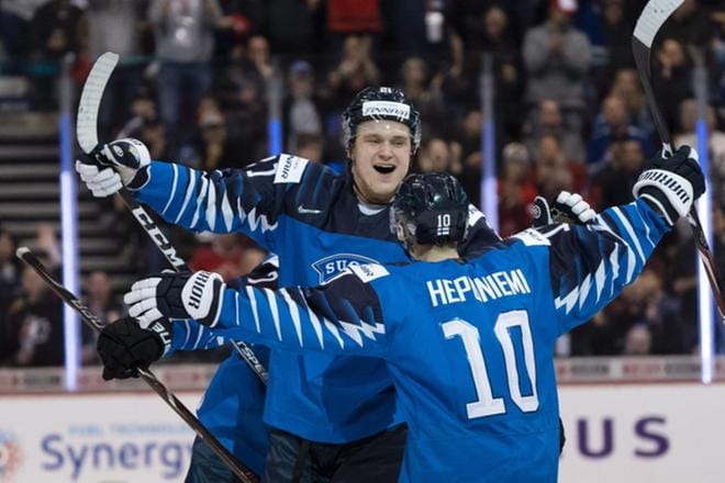 Alajärvellä jääkiekko-oppinsa hankkinut Otto Latvala vei Suomen 2–0-johtoon nuorten jääkiekon MM-finaalissa Yhdysvaltoja vastaan loppiaisyönä. KUVA: LEHTIKUVA/RICH LAM
