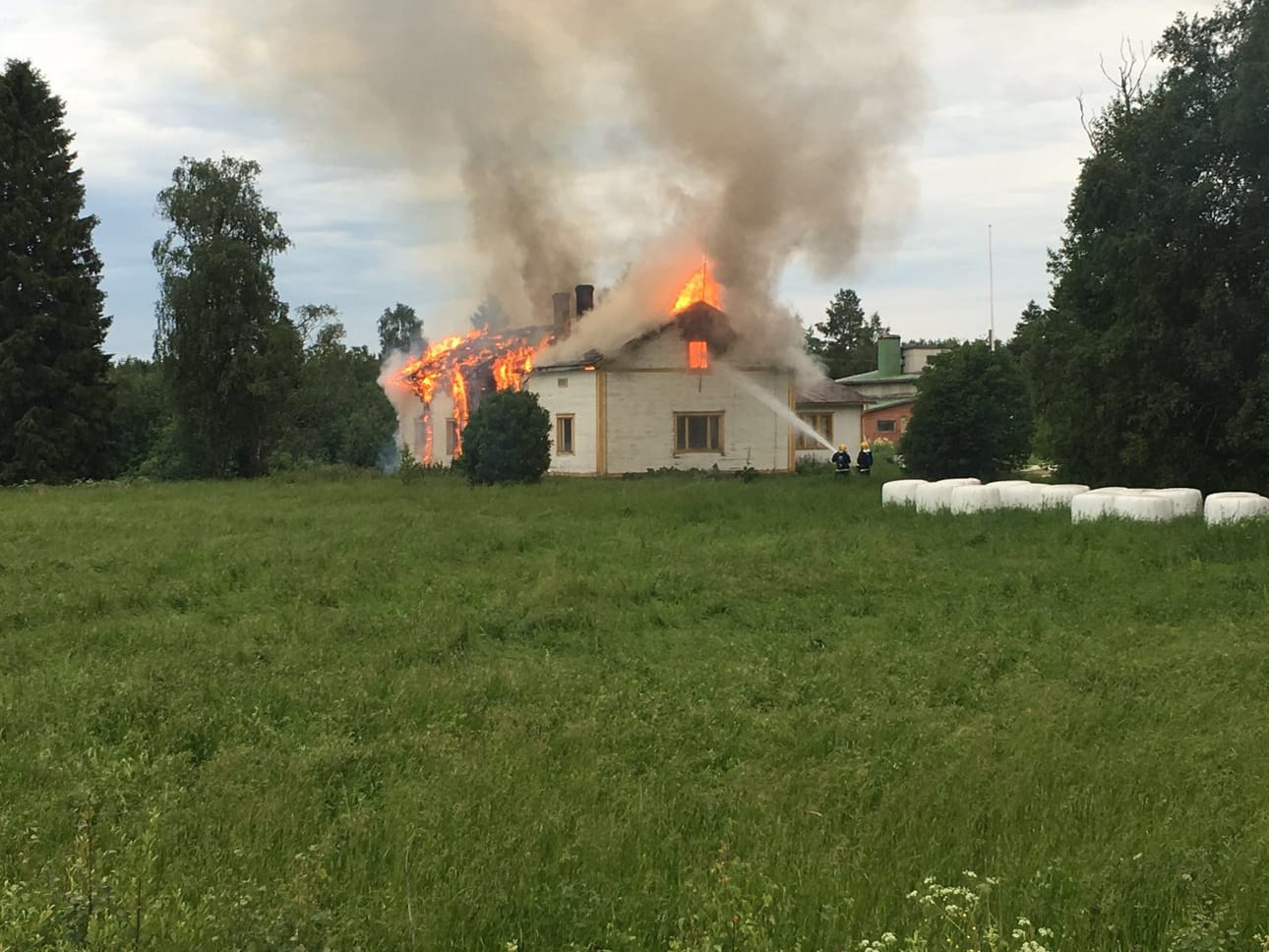 Pulkkilassa paloi omakotitalo maanantai-iltana. Palokunnan mukaan talosta löytyi yksi ihminen menehtyneenä.