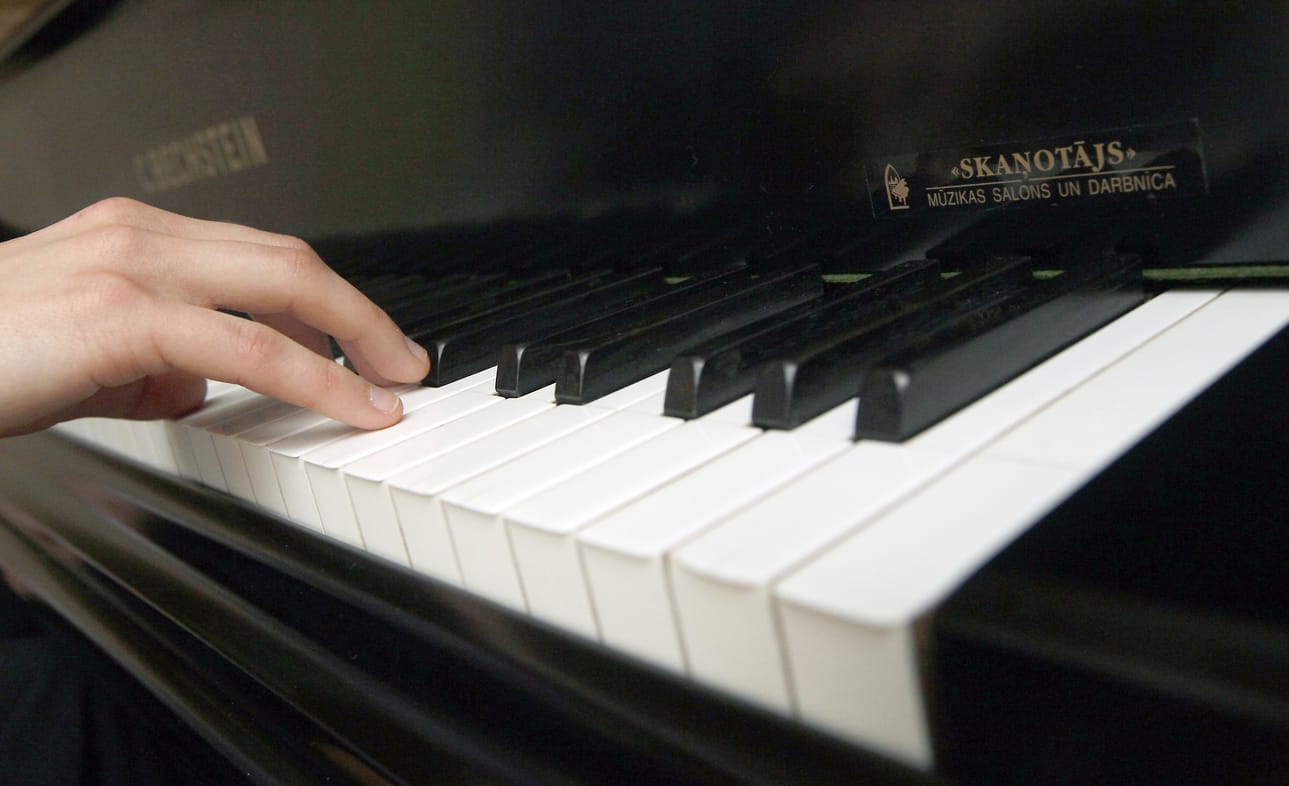 Kuvassa oleva soitin on Bechstein-flyygeli, ei siis jutussa mainittu Oulaisten kaupungin omistama Steinway.