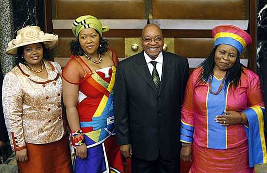 Etelä-Afrikan presidentti Jacob Zuma poseerasi viime kesäkuussa kolmen vaimonsa kanssa: Nompumelo Ntuli (vas.), Thobeka Mabhija ja Sizakele Khumalo (oik.).