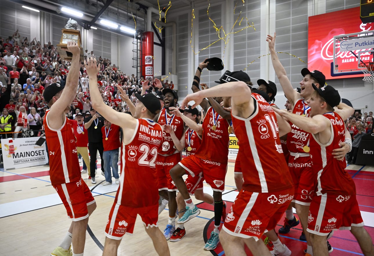 Vilppaan pelaajat ja kannattajat juhlivat Suomen mestaruutta koripallon miesten Korisliigan seitsemännessä ja ratkaisevassa loppuottelussa.