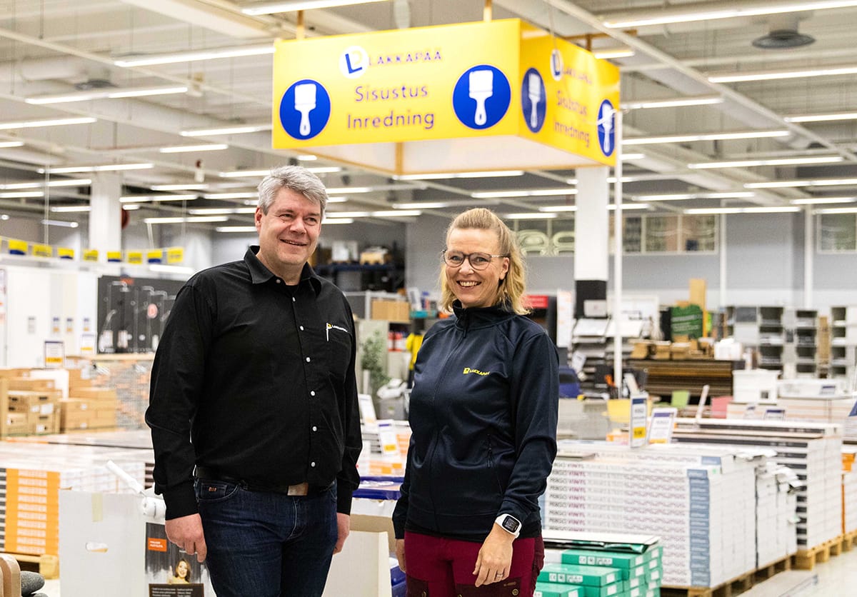 Lakkapää juhlistaa syntymäpäiviään kahdesti vuodessa. Lakkapää perustettiin alun perin 54 vuotta sitten joulukuussa, joka on niin ollen yhtiön virallinen juhla-ajankohta. Sen sijaan eri paikkakunnilla sijaitsevien toimipisteiden syntyhetki ajoittuu toukokuulle. ”Myös Oulun uuden liikkeen avajaisia juhlitaan ensi keväänä”, yrityksen toimitusjohtaja Jukka Lakkapää huikkaa. Vieressä sisustuspuolen myyjä Tanja Sandvik.