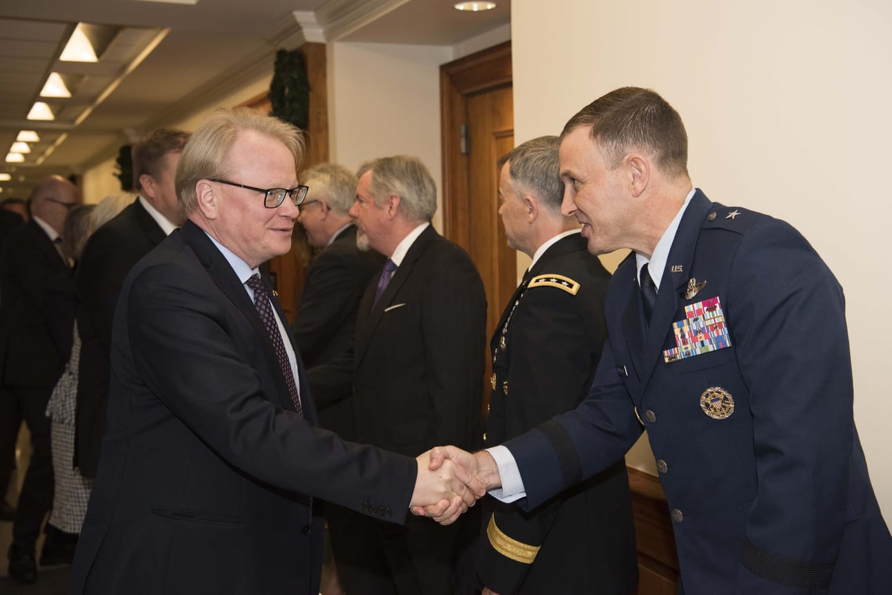 Ruotsin puolustusministeri Peter Hultqvist on Suomen ystävä, jolla on myös sukujuuret Kuusamossa. Hultqvist ja takana oleva Antti Kaikkonen tapaamassa Pentagonin henkilökuntaa.