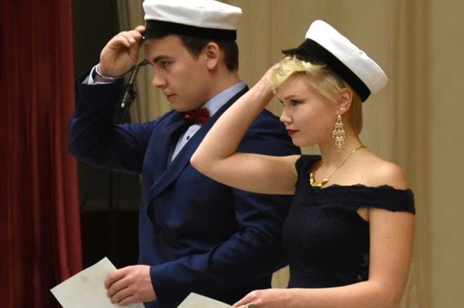 Lauri Järvinen ja Ilona Jokinen lakitettiin Härmän lukion juhlassa. KUVA: JARI KANKAANPÄÄ