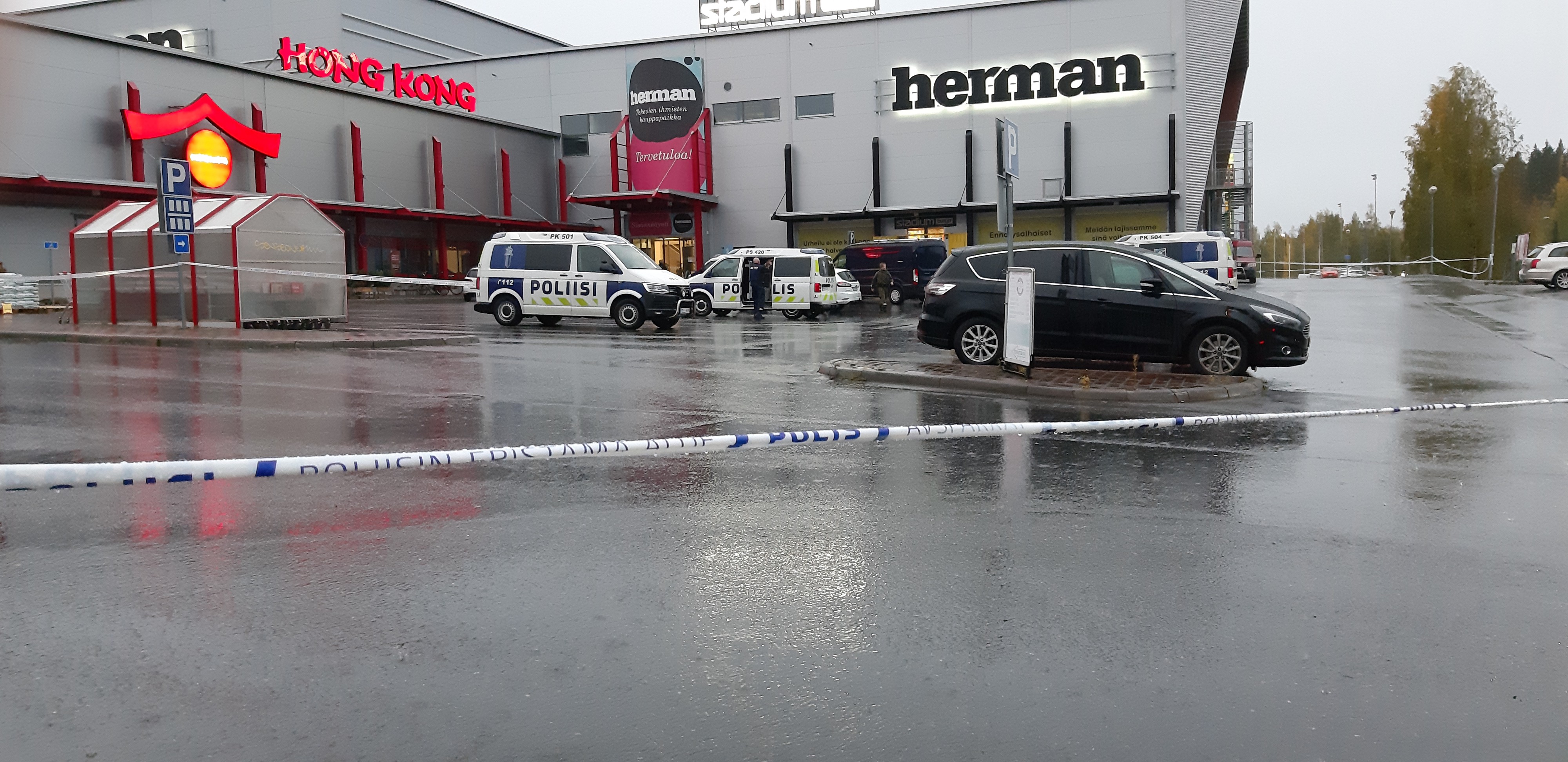 Väkivaltainen isku tapahtui kauppakeskuksessa sijaitsevassa ammattiopistossa Kuopiossa. Poliisi eristi alueen iskun jälkeen, ja piti kauppakeskuksen suljettuna koko tiistaipäivän ajan.