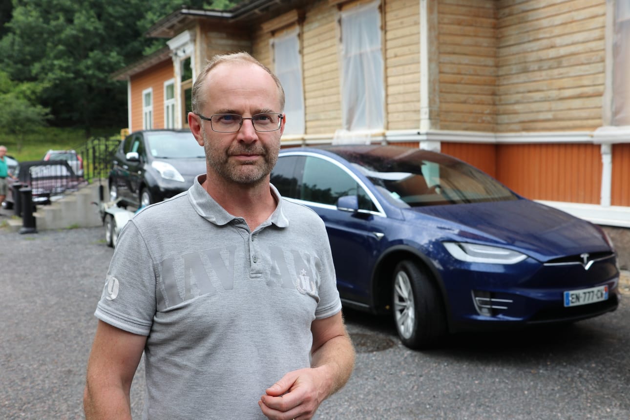 Tommy Liljan perheessä sähköautoja on jo kaksi. Hän ei enää vaihtaisi sähköstä takaisin fossiilisiin polttoaineisiin.
