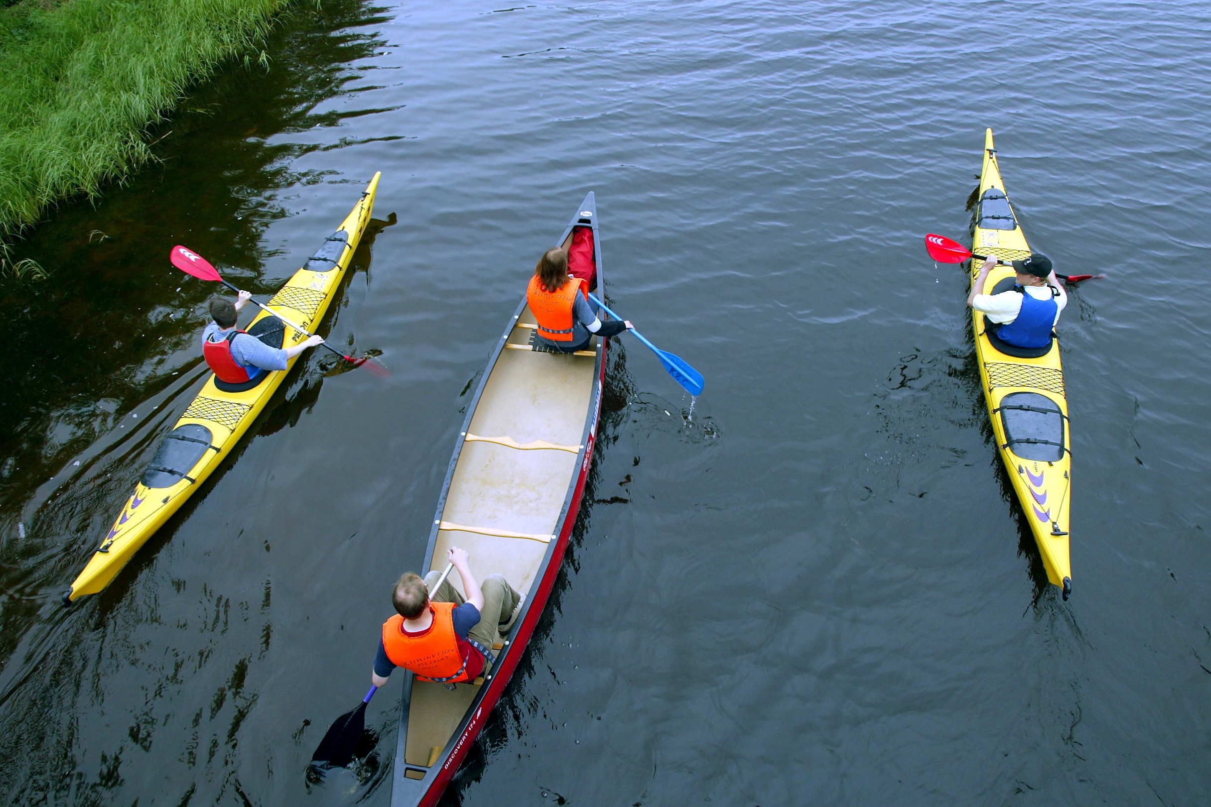 Keskellä oleva kanootti on aallokossa kiikkerämpi kuin sivuilla olevat kajakit.