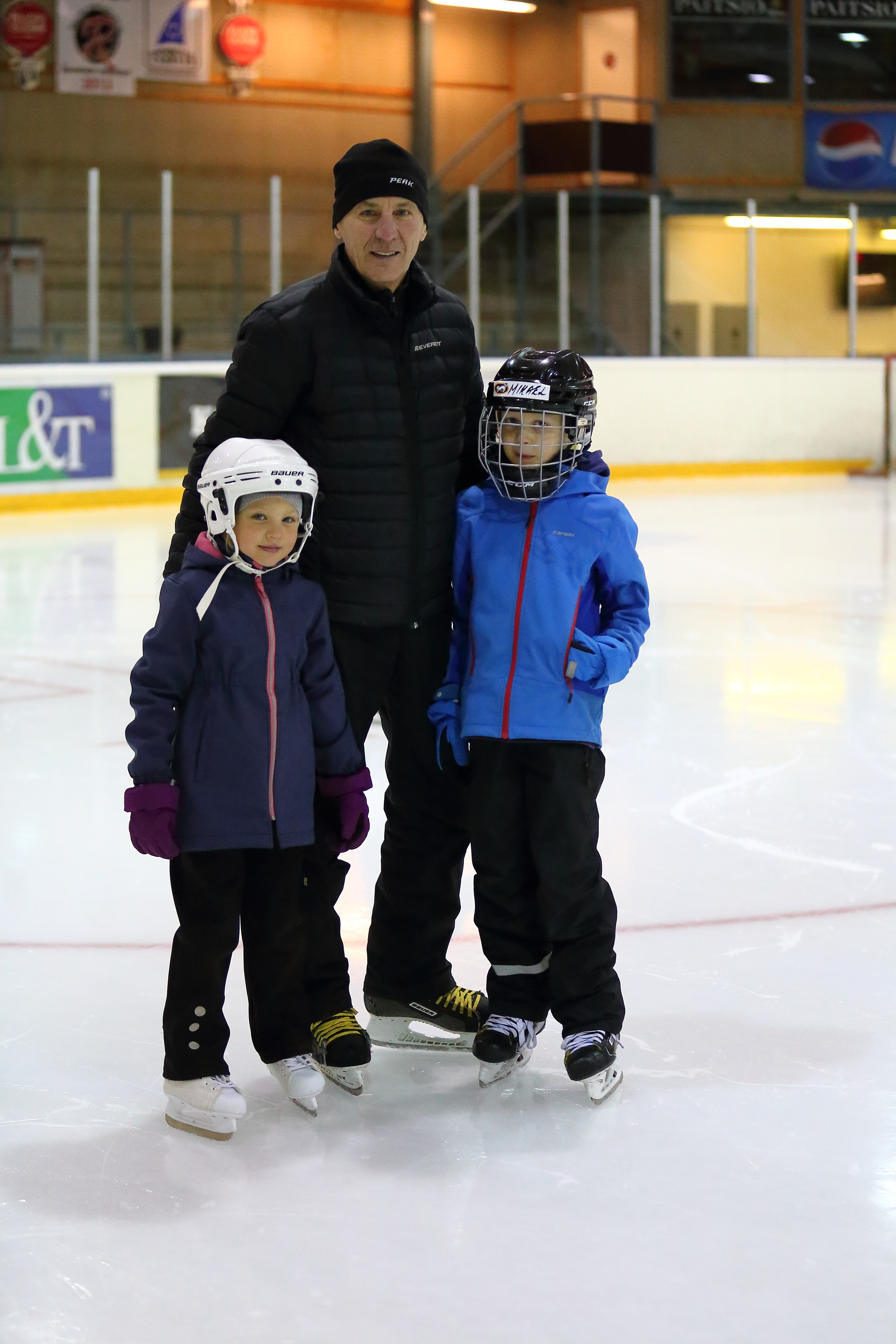 Ella, Matti ja Mikael Tervonen nauttivat tiistaina syysloman yleisöluistelusta.