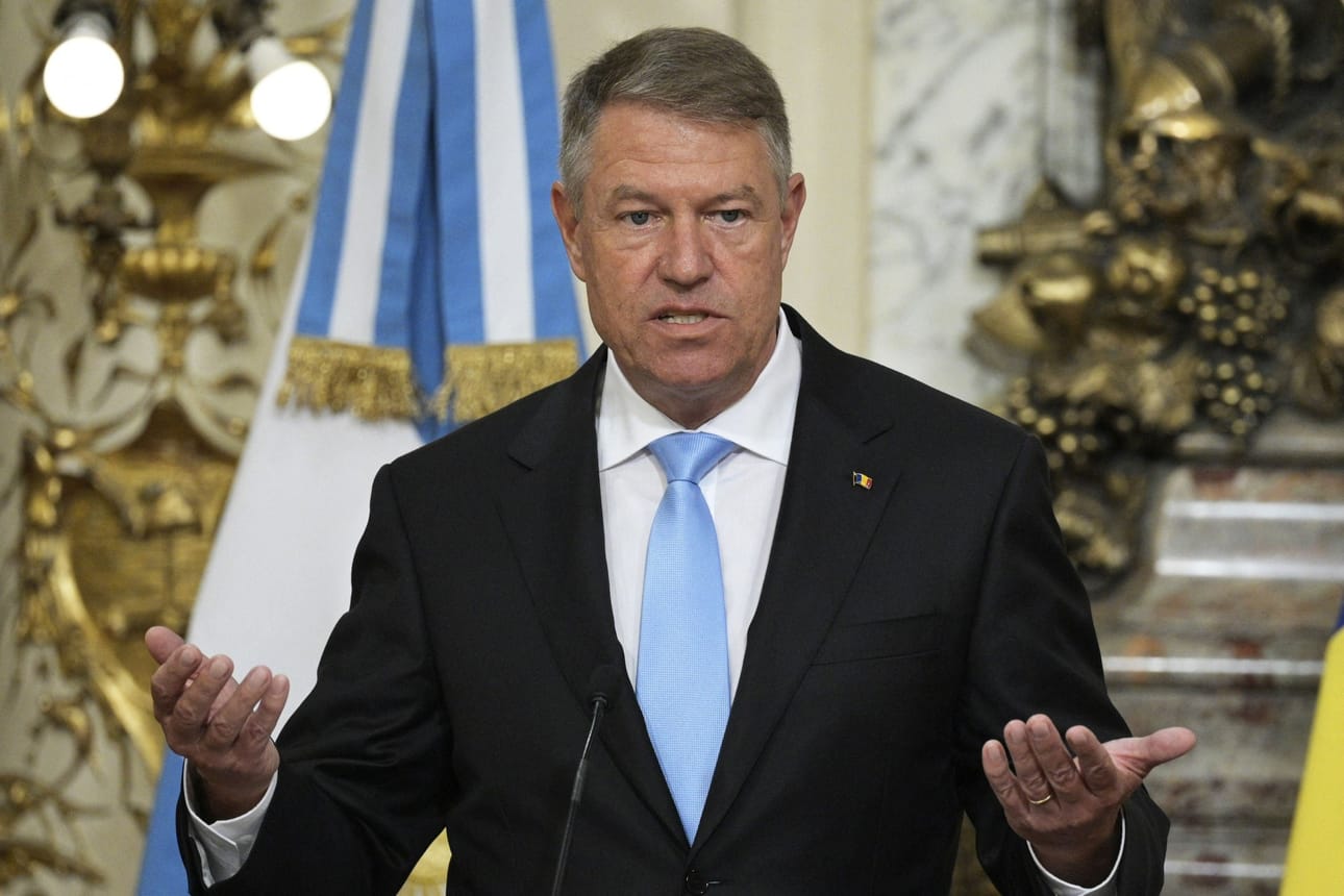 Presidentti Klaus Iohannis sanoo ilmoittaneensa tuoreesta kehityskulusta suurlähettilään kautta myös Naton pääsihteerille ja Romanian Nato-liittolaisille. Iohannis kuvattiin puhumassa medialle Argentiinassa huhtikuussa. LEHTIKUVA/AFP