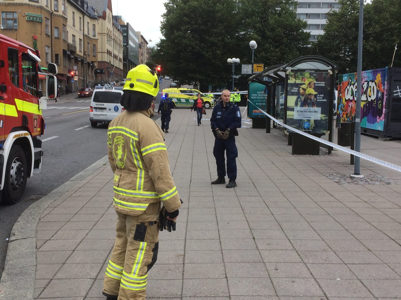 Turun keskustassa on paljon poliiseja ja pelastuslaitoksen työntekijöitä.