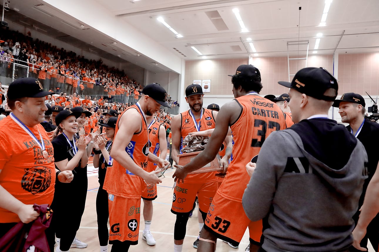 Pantteri-patsas oli Karhu Basketin hallussa keskiviikkoiltana.