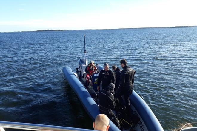 Sukellusryhmä valmiina jälleen uuteen sukellukseen. Tutkimusryhmän aluksia kuljettaa ruotsalainen kapteeni. Kuva: Anne Laurila