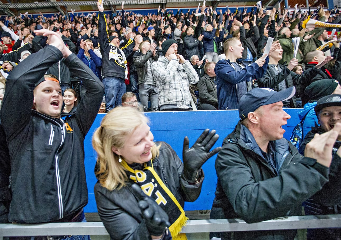 Kärppien katsojamäärät ovat olleet laskussa. Kuvassa fanit riemuitsevat viime keväänä Kärpät-HIFK ottelussa.