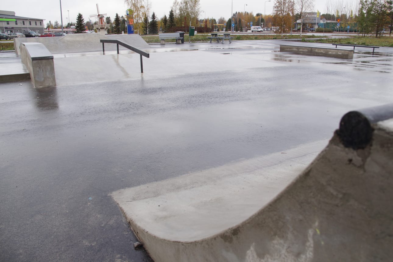 Skeittiparkin rakentaminen lähti liikkeelle lasten ja nuorten aloitteesta. Osan maksoi Kärsämäen kunta, osan ELY-keskus. Rakennelmat valoi ja teki paikan päällä skeittiparkkien tekoon erikoistunut yritys.