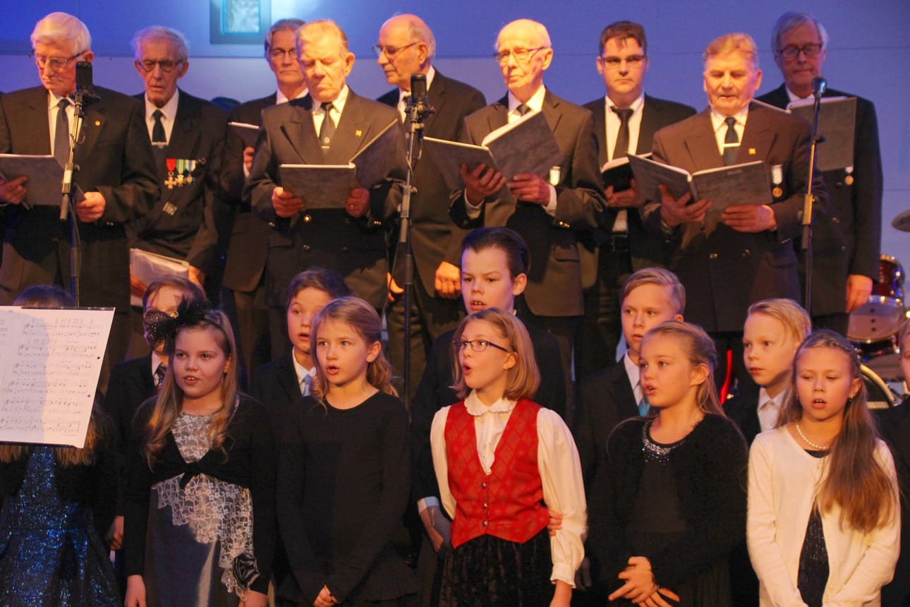 Veteraanikuoro ja ryhmä Aleksanterin koulun oppilaita esiintyi Pentti Jäntin johdolla, Arja Leinosen säestäessä pianolla. Olet maamme armahin ja Iltahuuto soivat upeasti kahden ikäpolven voimin.