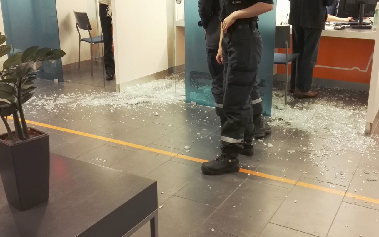 Terveystalon Oulun Sepänkadun aulatilojen lasiovi jumitti ja hajosi yllättäen asiakkaan yrittäessä saada sitä liikkeelle.