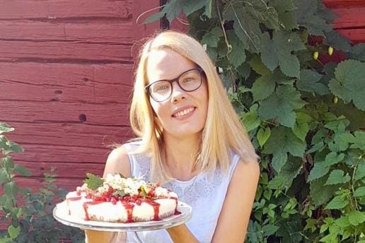 Alisa Kuukasjärven tuoreessa kirjassa Vesitornin kahvilassa tarjoillaan terveellisiä suolaisia ja makeita herkkuja. Kuva: Joose Mustajärvi