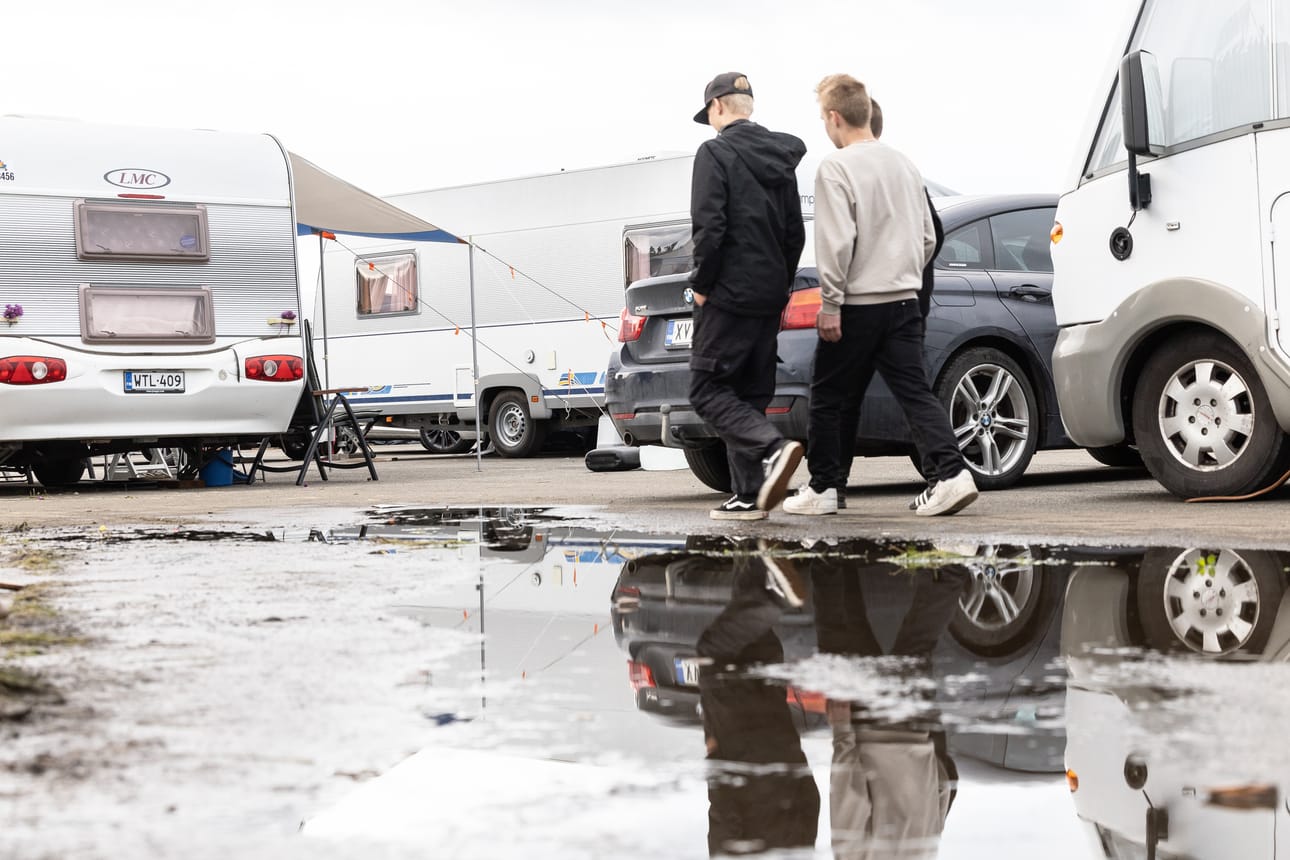 Epävarmat sääolosuhteet kääntyivät lempeäksi kesäillan auringoksi.
