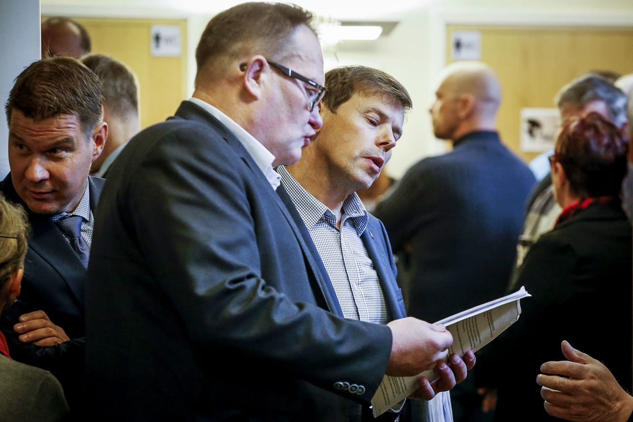Timo Kurula (oik.) kommentoi käräjäoikeuden vapauttavaa päätöstä asianajaja Olli Siposen (vas.) välityksellä.