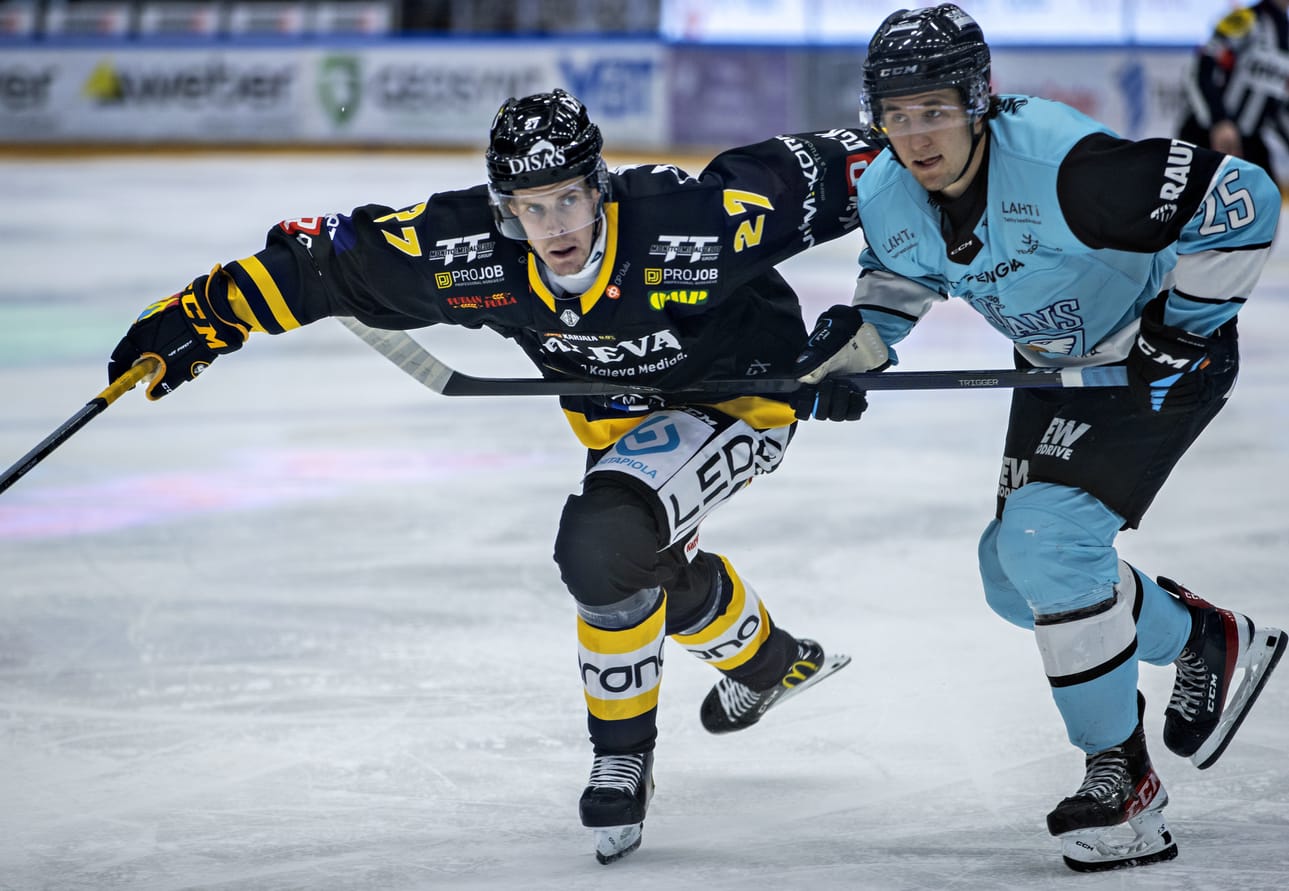 Kärppien Carl Jakobsson kamppaili Pelicansin Juuso Jämsenin kanssa.