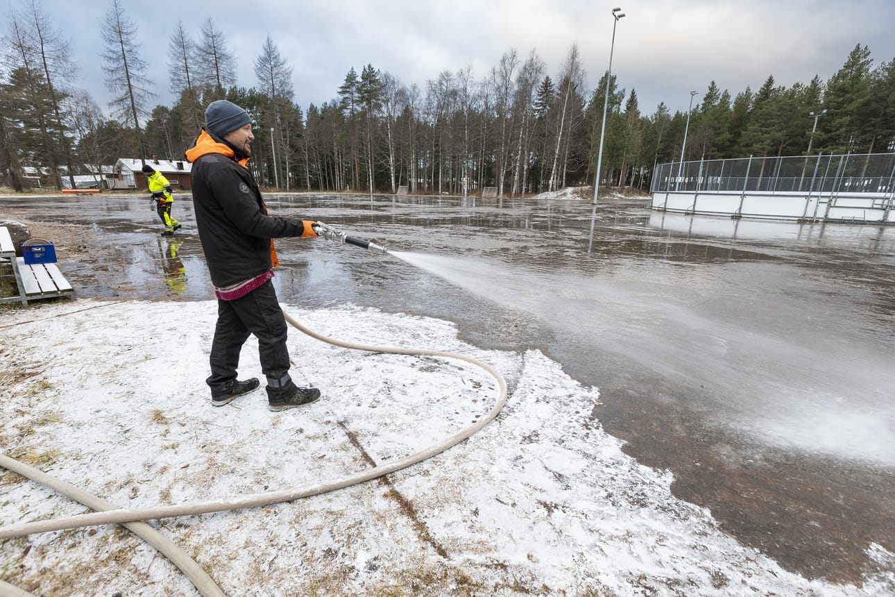 Kimmo Virtanen ja Jari Törmänen suihkuttivat Antinkankaalle uutta vesikerrosta jäätyväksi keskiviikkona. Kerroksia tarvitaan noin viitisentoista ennen kuin jäällä pystyy luistelemaan.