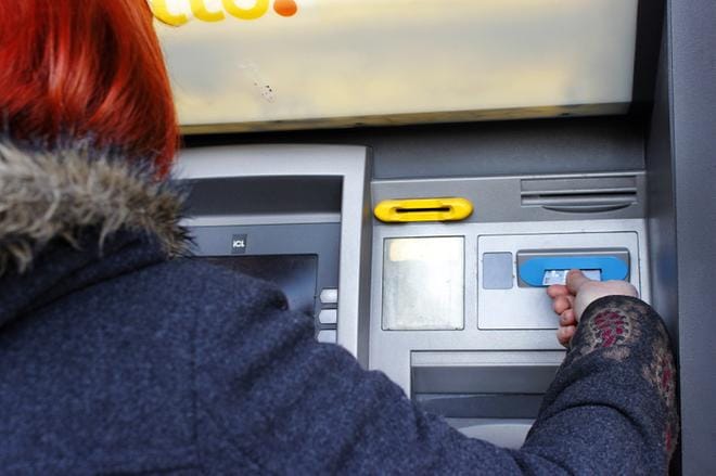 Ihmiset käyvät verkossa kiukkuista keskustelua, kun pankin korttiostokset on veloitettu kahteen kertaan. Osa kommentoi tilinsä menneen miinukselle. Arkistokuva: Laura Syväoja