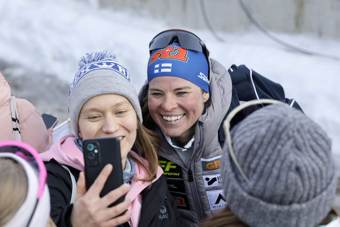 Krista Pärmäkoski poseerasi faneille kilpailun jälkeen Lahdessa.