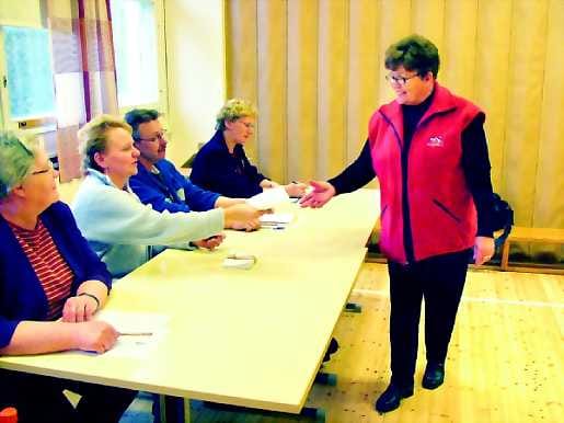 Leppoisa tunnelma. Haapaveden Aittokylällä äänestys sujui ilman turhaa jännitystä. Veera Koirikivi sai äänestyslipun Marja Tähtelältä. Maija Ryyti, Antero Kahelin sekä Mervi Niemelä varmistivat sujuvan vaalitoimituksen.