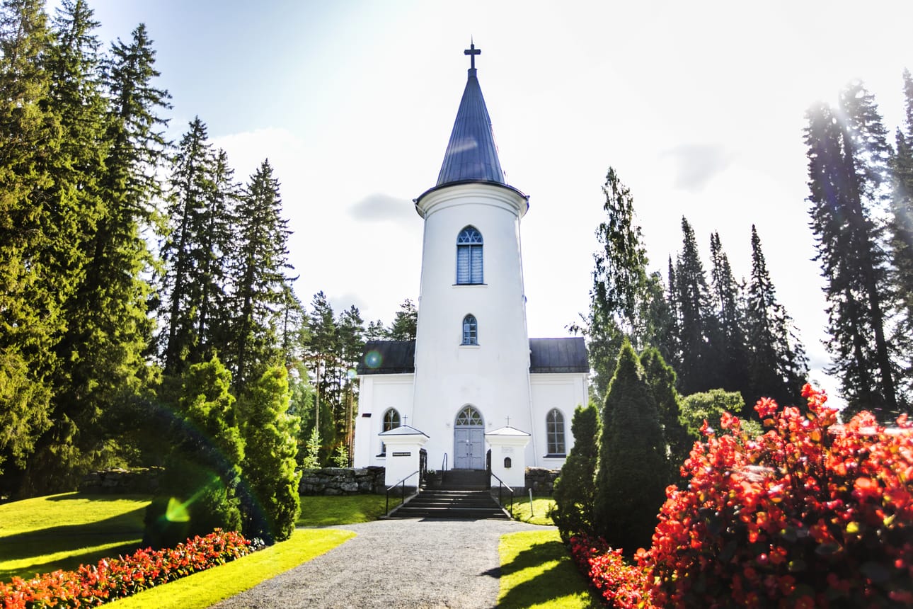 Törnävän kirkko on Seinäjoen seurakunnan ensimmäinen kirkko. Sen on alun perin rakentanut Venäjän valtio Östermyran ruutitehtaan ruutimakasiiniksi vuonna 1827. Kirkoksi se vihittiin vuonna 1864. Valkeana loistava linnamainen kirkko sijaitsee kuusikujan päässä. Moni pelkää pitkään suunnitteilla olleen Vapaudentien jatkeen pilaavan historiallisen ja rauhallisen ympäristön tunnelman.