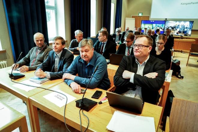 Kittilän kuntakäräjät alkoivat poikkeusoloissa Lapin aluehallintoviraston juhlasalissa, jonne Lapin käräjäoikeus oli joutunut siirtämään istunnon syytettyjen suuren määrän vuoksi. Edessä vasemmalta syytteessä olevia luottamushenkilöitä Tapani Rantajääskö, Timo Kurula ja Aki Maunula. KUVA: Pekka Aho