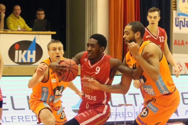 Karhu Basketin laituri Antti Niskanen (vas) joutui jättämään pelin kesken viime viikolla sekä maanantaina että lauantaina, mutta enää hänellä ei ole vaivoja. Rene Rougeau (oik) ja Ura Basketin Doug Wiggins (kesk). KUVA: JARI-PEKKA LAITIO-RAMONE