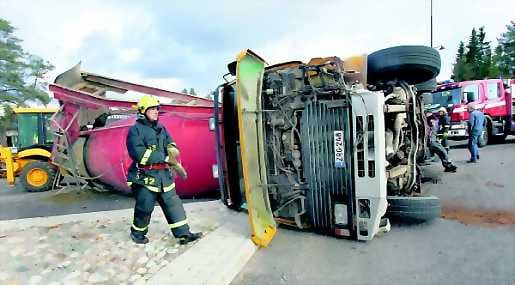 Betoninkuljetusauto kaatui Kempeleen keskustan liikenneympyrässä. Liikenne varsinkin Oulun suuntaan ruuhkautui.