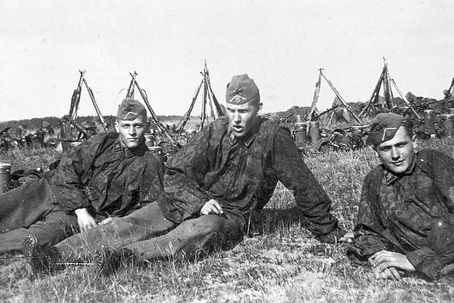 Vapaaehtoisina Waffen-SS-joukoissa Saksan itärintamalla taistelleet ilmajokelainen Aarno Lusa, kauhajokelainen Pertteli Yli-Harja ja teuvalainen Heikki Valkama viettävät taukoa Bross Bornin leirillä.