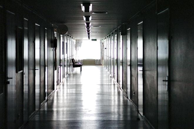 Pakkokaranteeni tarkoittaa karanteenin järjestämistä valvotusti sairaalaolosuhteissa, kertoo johtava ylilääkäri Heikki Kaukoranta. Kuvituskuva. Kuva: Jenni Laurila