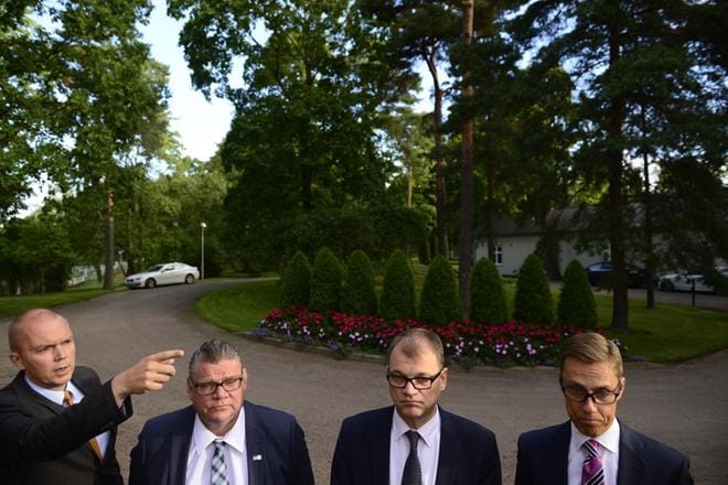 Valtioneuvoston viestintäjohtaja Markku Mantila (vas.) kertoo eroavansa henkilökohtaisista syistä. Viestintäjohtaja suunnittelee ja toteuttaa hallituksen viestintää. Kuvassa ulkoministeri Timo Soini (ps.), pääministeri Juha Sipilä (kesk.) ja entinen valtiovarainministeri Alexander Stubb (kok.). KUVA: Joel Maisalmi