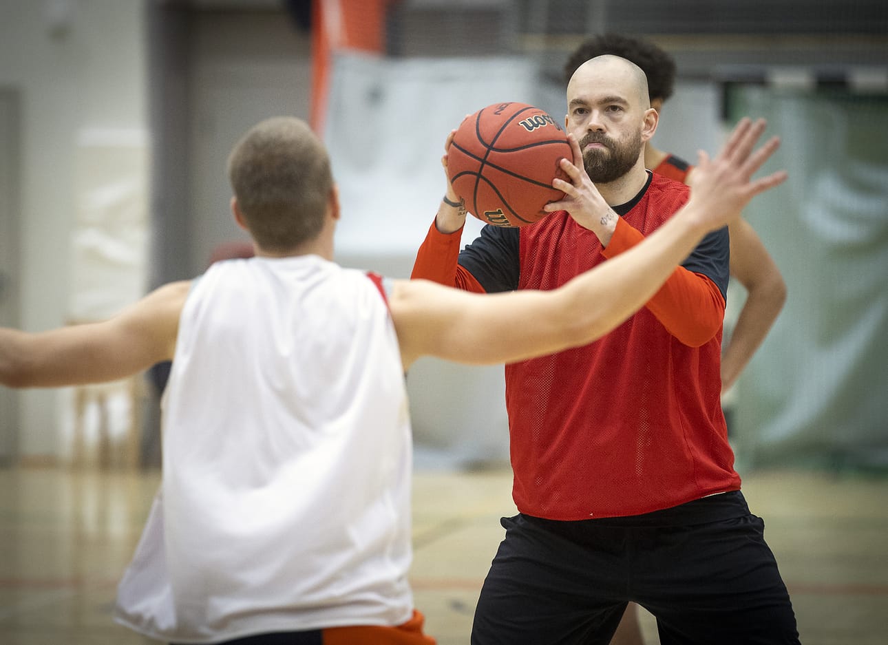 Jussi Eskola edustaa kokemusta Oulu Basketballin ensi kauden joukkueessa. Nuoreen ryhmään haetaan kärkiosaamista Yhdysvalloista.