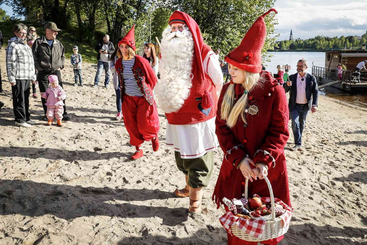 Joulupukki kävi rannalla tervehtimässä lapsia.