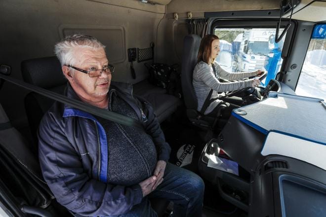 Liikenneopettaja Ilpo Välimaan ajo-opetuksessa oleva sallalainen Essi Ollila on yksi 60 lappilaisesta sopimuspalokuntalaisesta, joka saa pian kuorma-autokortin.