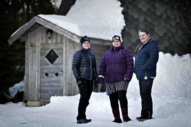 Ähtäriläinen Sanni Laitila (vas.), alajärveläinen Heli Hämäläinen ja alajärveläinen Aana Vainio osallistuivat Green care -korkeakoulupilottikoulutukseen. KUVA: TOMI KOSONEN