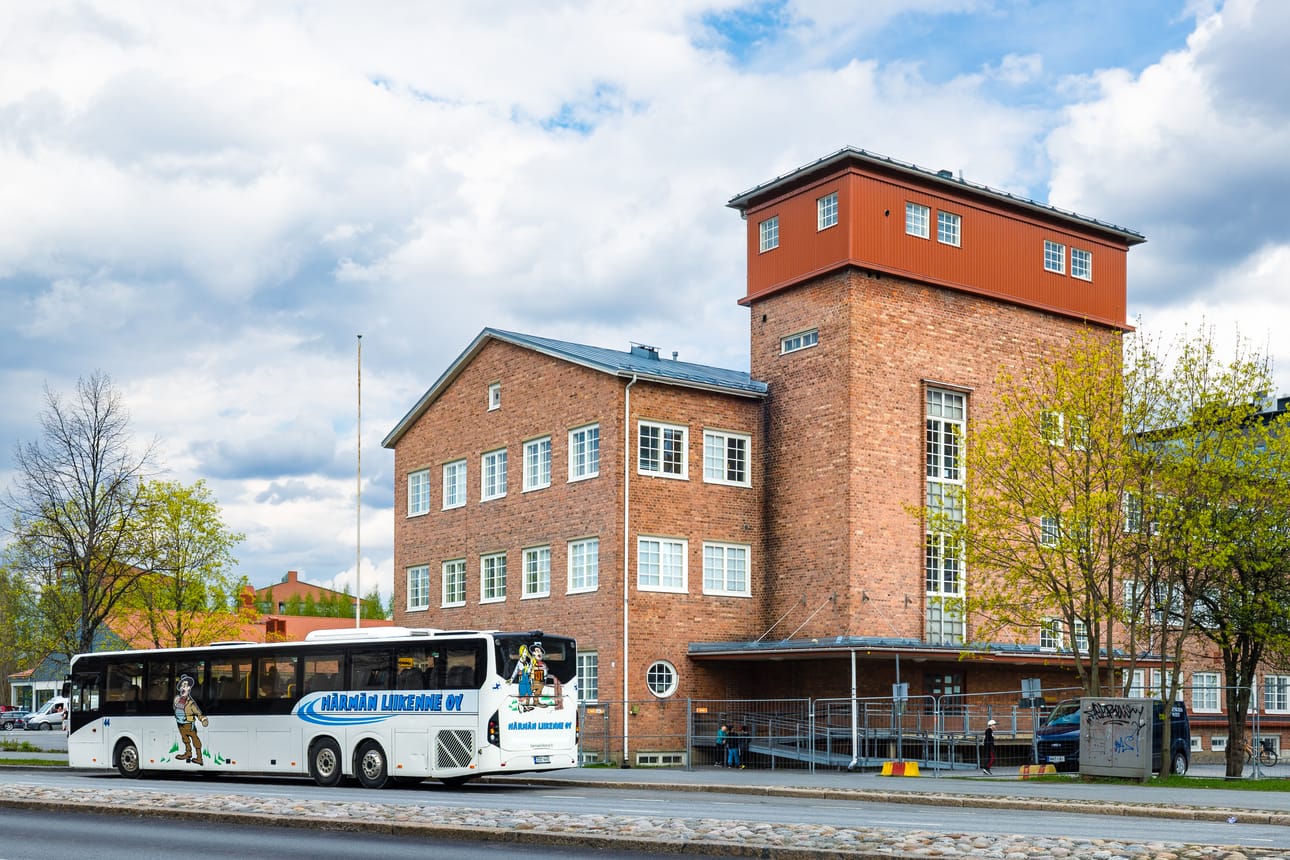 Tavallinen näky Alakylän koulun väistötilojen edessä. Tiklaksen entisen kiinteistön edessä koulukuljetus odottaa oppilaita koulupäivän jälkeen kyytiin.