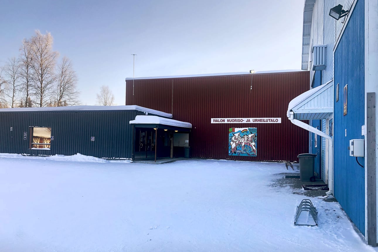 Ivalon nuoriso- ja urheilutalo jää pian historiaan, sillä kylään valmistuu uusi koulu- ja kulttuurikeskus. Ennen sitä urheilutalon keskiosassa sijaitsevan liikuntahallin kattoa kuitenkin korjataan, koska siihen oli tullut halkeamia.