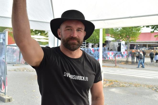 Ylihärmäläinen mestarinyrkkeilijä Juho Haapoja toimi juontajana Kortesjärvellä järjestetyssä Sivuluisurockissa kesällä 2019.